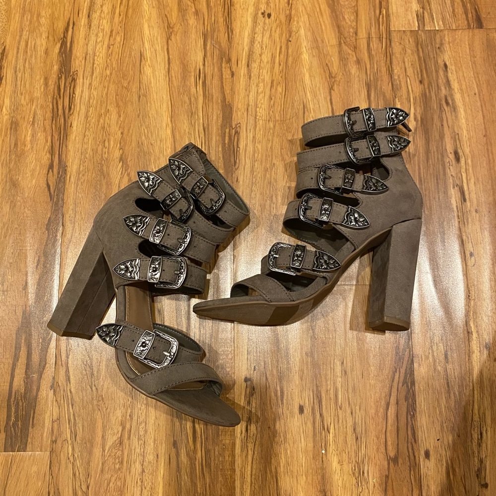 Women’s Western multiple buckle quarter strap heels Mossimo supply co size 5.5
